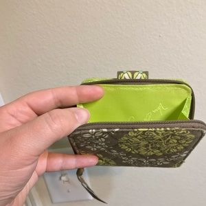 Vera Bradley Bags - 👒Vera Bradley Bi-Fold Wallet Used-Like NEW👜 Vera Bradley Bags - 👒Vera Bradley Bi-Fold Wallet Used-Like NEW👜